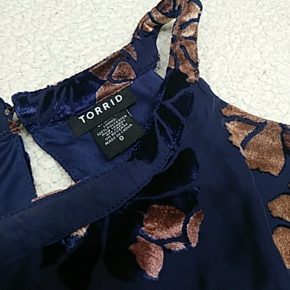 TORRID floral velvet mock neck top size 0x - Picture 6 of 7